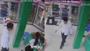 Hombre con camisa blanca junto a mujer con falda y camisa blanca