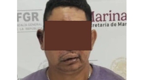 Hombre con el rostro cubierto y la boca chueca presentado ante las autoridades de Veracruz.