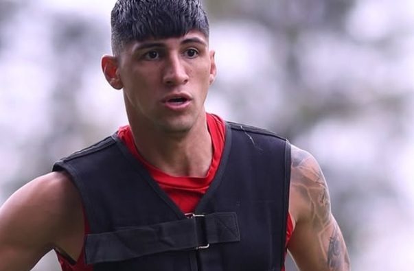 Alan Pulido entrenando con Chivas durante la pretemporada de cara al Torneo Apertura 2025.