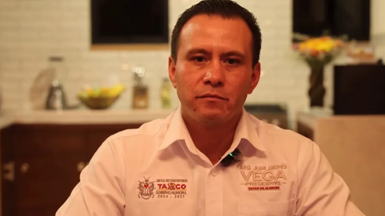 El alcalde de Taxco, Juan Andrés Vega, reapareció en un video tras ser localizado con vida junto a su padre, luego de su desaparición