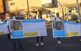 MAnfestantes con pancarta