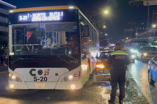Taxi impacta camión en Saltillo; autoridades analizan responsabilidades tras el percance sin lesionados.