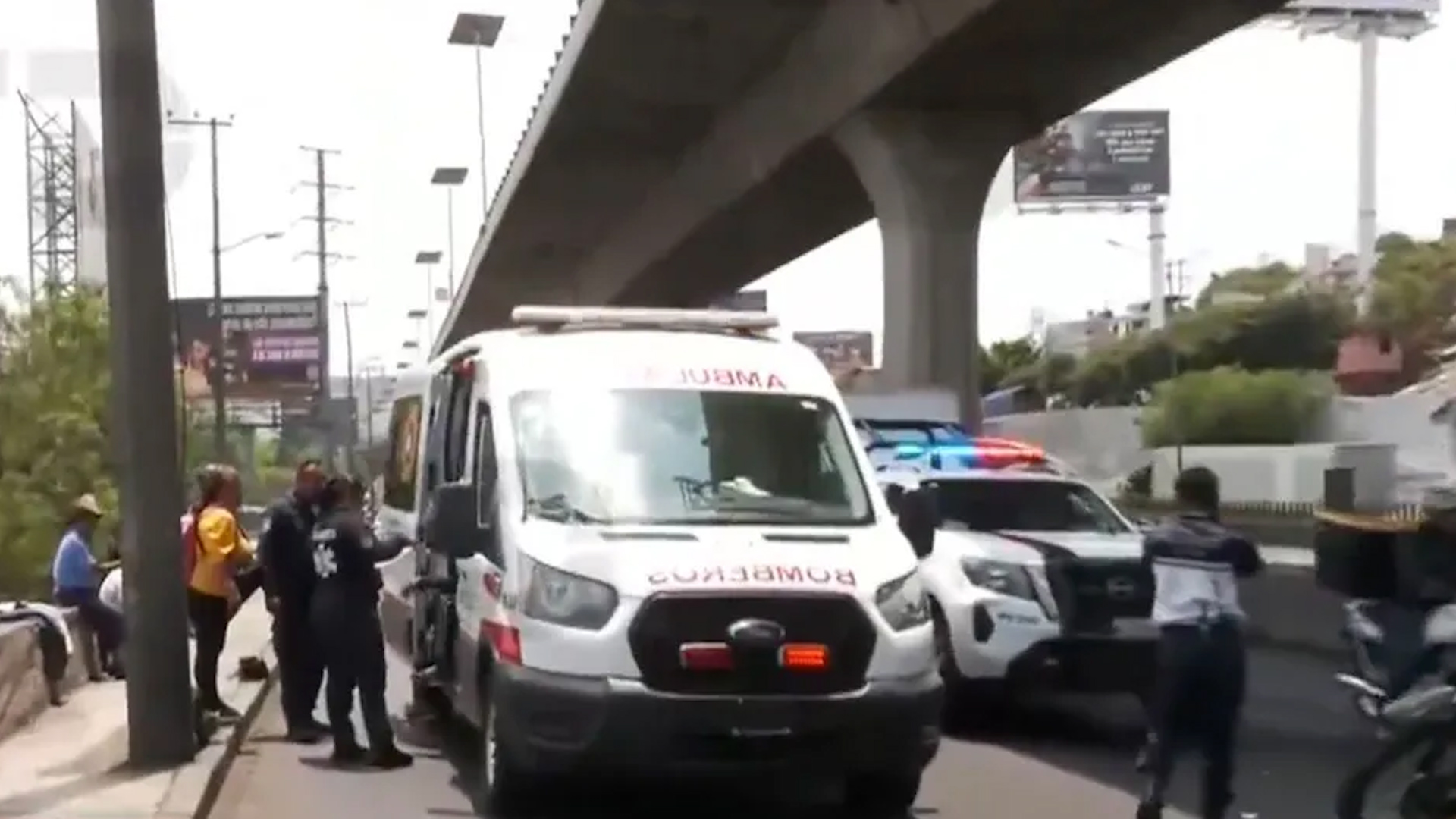 La víctima viajaba a bordo de una moto por aplicación cuando ocurrió el percance en el tramo correspondiente al municipio de Tlalnepantla, Estado de México.