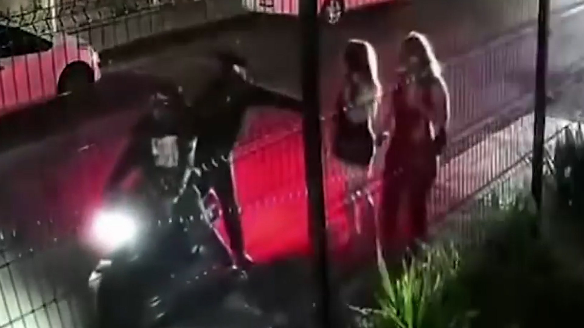 Dos turistas extranjeras fueron asaltadas con armas en la Supermanzana 27 de Cancún. Una víctima negoció para recuperar su pasaporte con los ladrones.