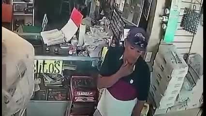 Con total serenidad, el hombre entabló una conversación con el empleado mientras colocaba algunos artículos sobre el mostrador, ganándose así su confianza.