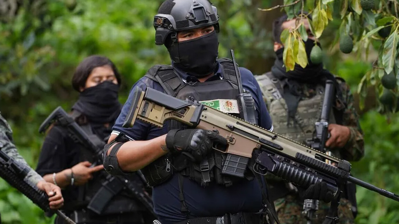 Un elemento de la Fiscalía de Michoacán murió y otro resultó herido tras una emboscada en Aquila, presuntamente perpetrada por el CJNG.