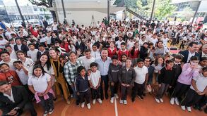 Niños y niñas de escuela primaria junto al gobernador de Jalisco, Pablo Lemus Navarro.