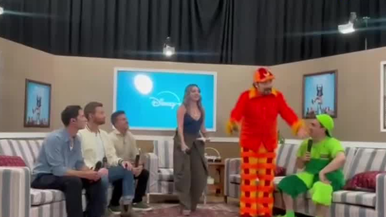 El elenco de Malcolm el de en medio sorprendió en CdMx al convivir con actores de La Familia P. Luche.