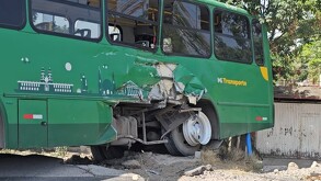 Camión de la ruta 644 A en Tlaquepaque con parte cerca de la llanta trasera destruida por le choque de un tren