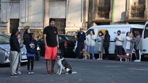Desalojo de edificio por sismo en la Ciudad de México.
