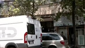 Camioneta de la Fiscalía General de Justicia CdMx llega al lugar donde fue encontrada la mujer sin vida
