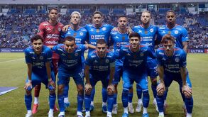 Erik Lira capitaneando al Cruz Azul en el partido de vuelta contra LAFC.
