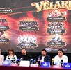 Foto de la presentación de la cartelera de La Feria de Gómez Palacio. En la parte baja, los presentadores del evento. Detrás de ellos la proyección del cartel.