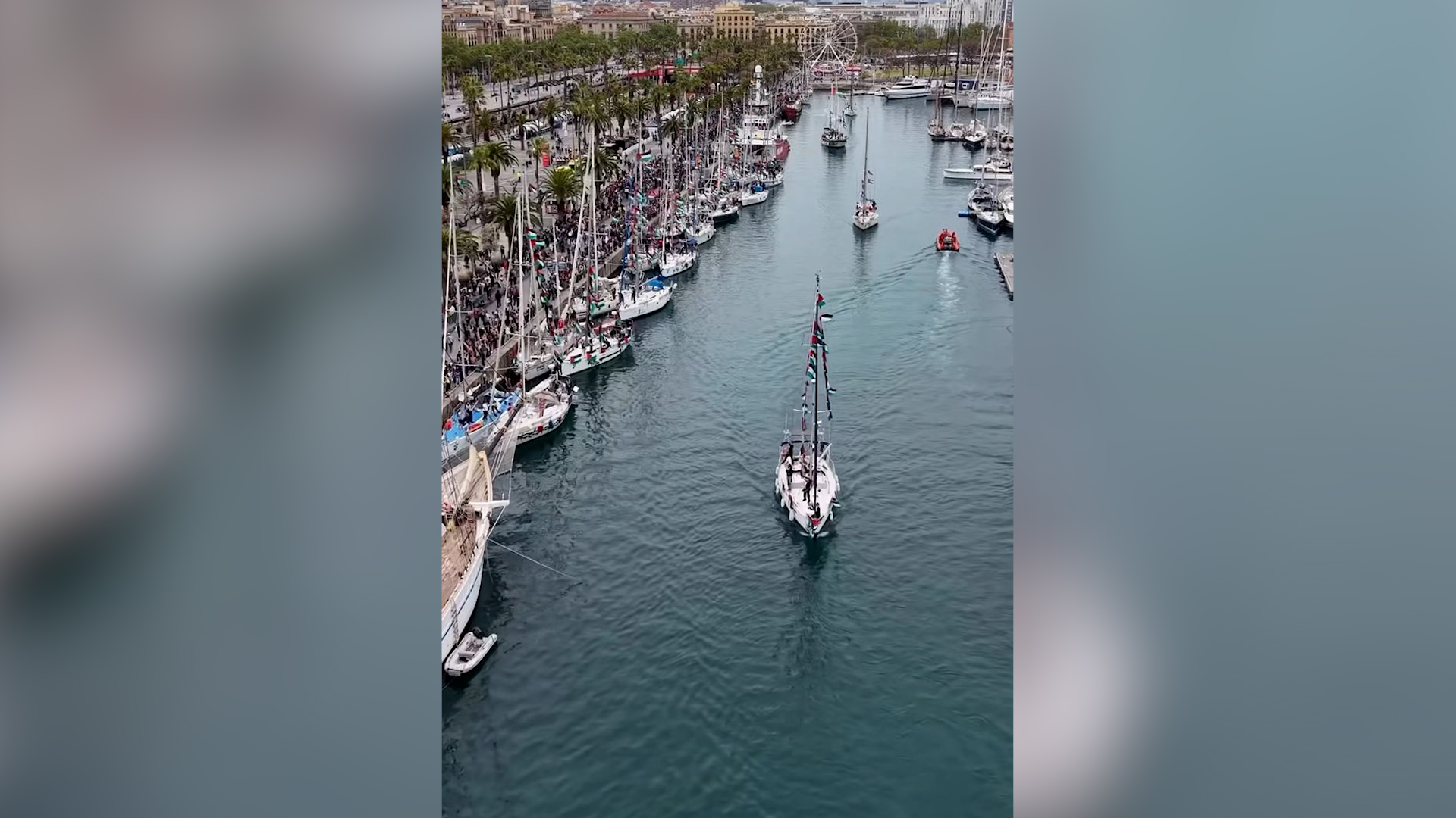 Uno de los barcos lucía un grafiti que decía 