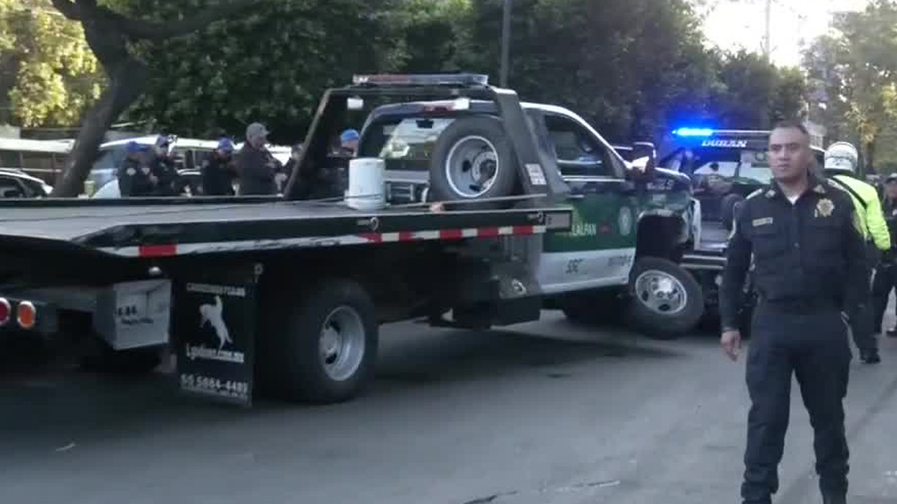 Una ambulancia privada chocó contra una grúa de la SSC en Calzada de Tlalpan y San Fernando.