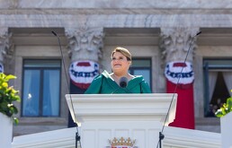 Jenniffer González tras ser juramentada como gobernadora de Puerto Rico, frente al Capitolio en San Juan