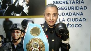 Irma 'Torbellino' García, la policía de la Ciudad de México que es campeona mundial de boxeo.