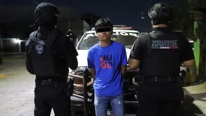 Agrupamiento Fénix de Tlaquepaque detuvo a un sujeto tras detectar una camioneta Honda robada con violencia en la colonia Artesanos.