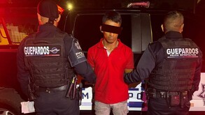 Un hombre es arrestado y subido a la patrulla en Guadalajara por la Policía Metropolitana. Presunto ladrón de tiendas se le atribuyen 10 asaltos