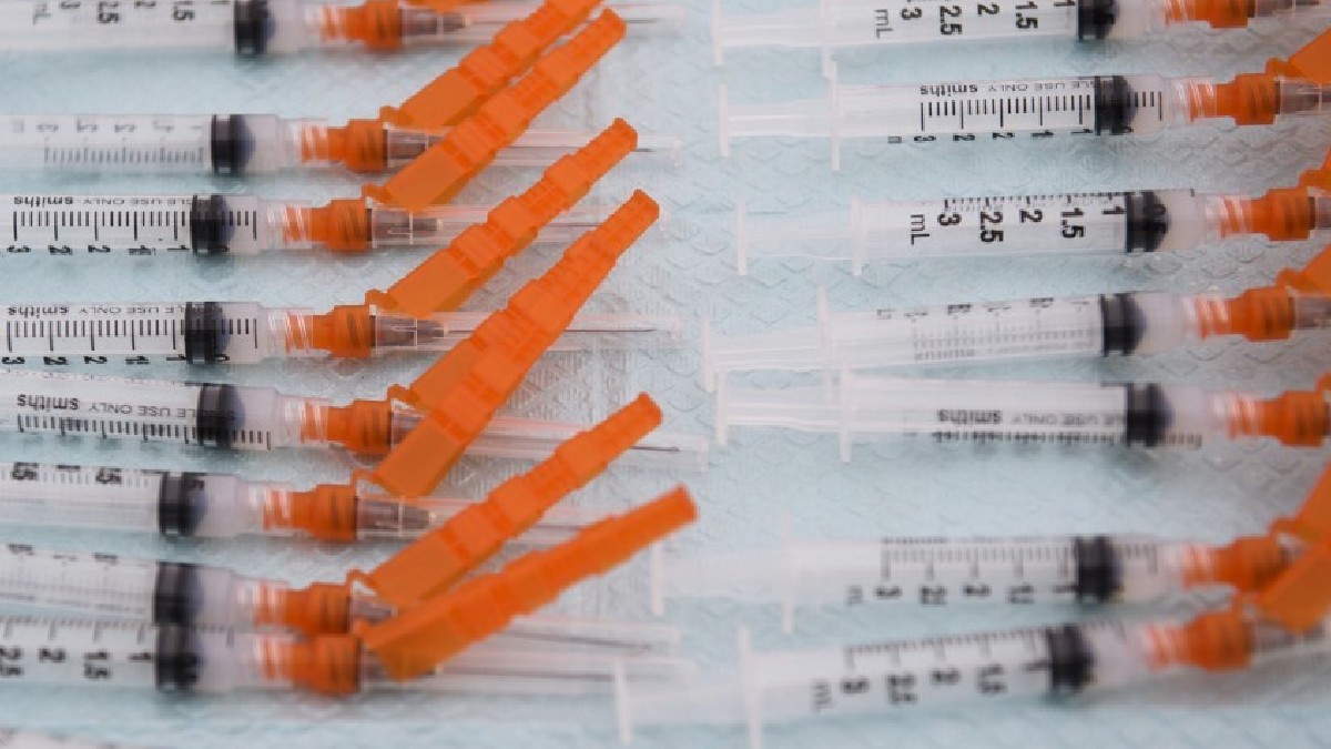 Gran cantidad de jeringas en color naranja