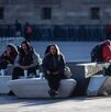 Personas sentadas en algún lugar de la Ciudad de México.