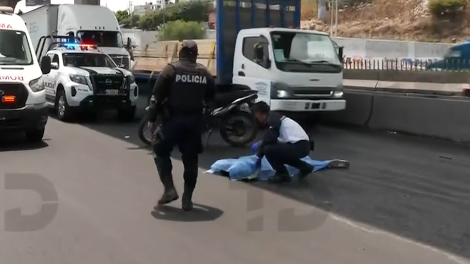 El reporte preliminar indica que el conductor de aplicación perdió el control del vehículo tras ser golpeado por una unidad pesada.