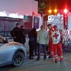 Paramédicos de la Cruz Roja junto con policías de Guadalajara y un hombre parados junto a una ambulancia con las puertas abiertas