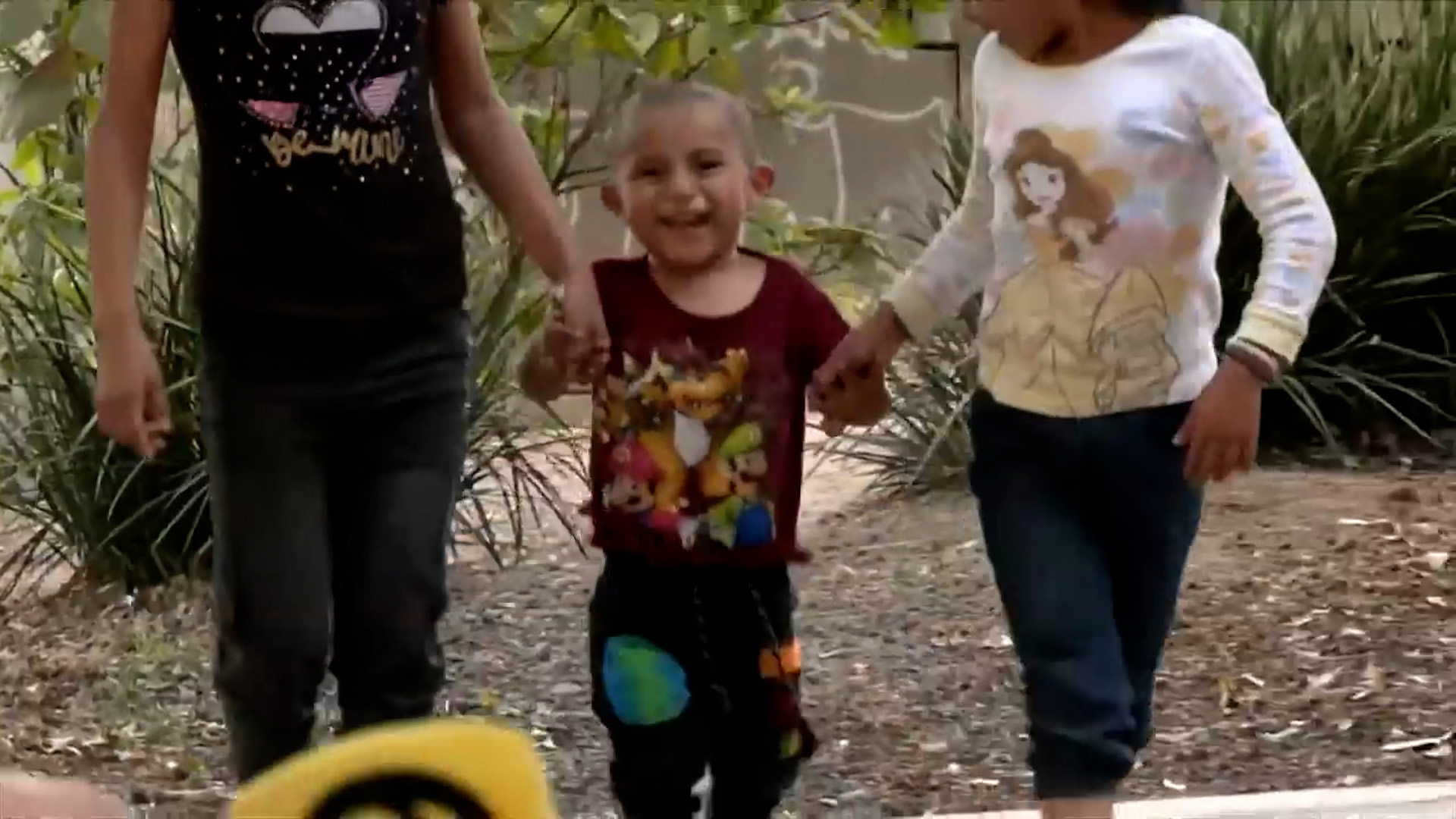 Samuel, el niño de 3 años agredido en Santa Fe, recibió el alta médica. Tras cuatro días en el hospital, el pequeño sonríe y vuelve con su familia.