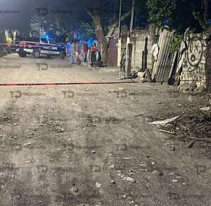 una patrulla en una calle de terracería donde ocurrió un asesinato