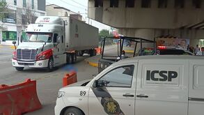 Un joven de 25 años fallece tras ser arrollado por una pesada unidad en el cruce de Miguel Alemán y Concordia. Autoridades investigan las cámaras del C4.