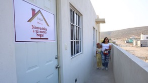 una mujer y una niña en una casa del programa viviendas del bienestar