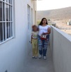 una mujer y una niña en una casa del programa viviendas del bienestar