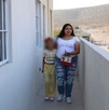 una mujer y una niña en una casa del programa viviendas del bienestar