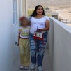 una mujer y una niña en una casa del programa viviendas del bienestar