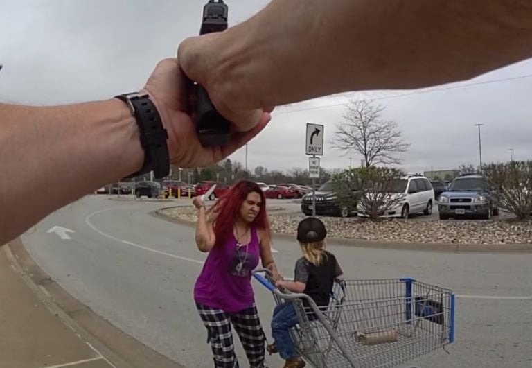 La mujer a punto de ataca al niño