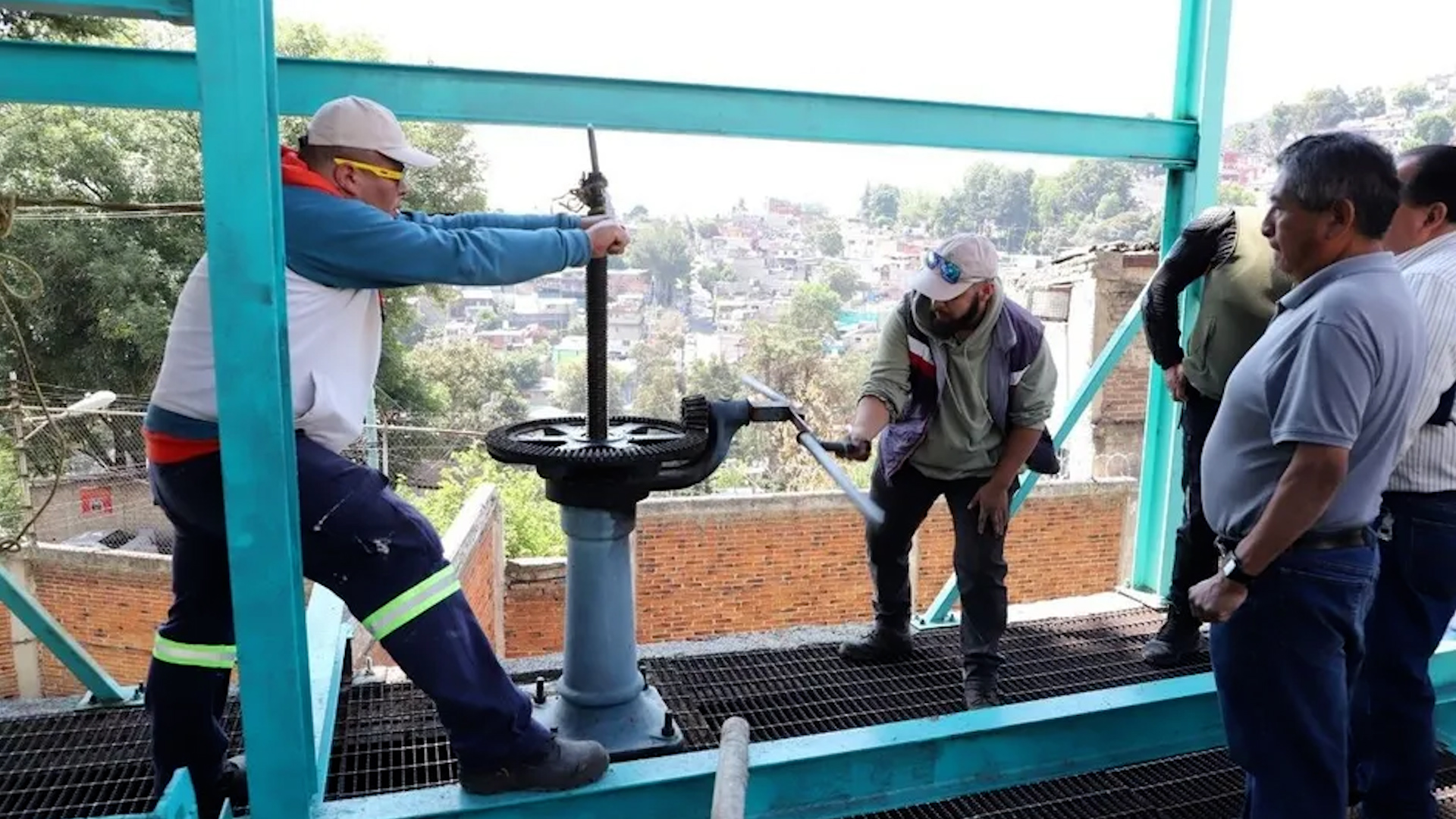 Vecinos de la colonia Torres de Potrero se vieron afectados por la fuga de agua de una tubería.
