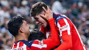 Jugadores de Chivas celebrando un gol