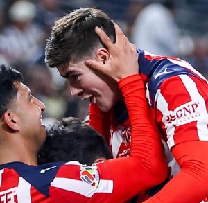 Jugadores de Chivas celebrando un gol