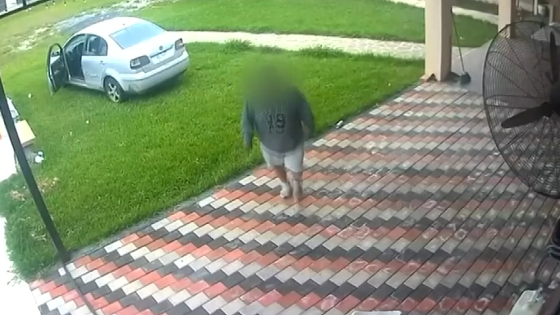 Cámaras de seguridad captan a un hombre robando más de 50 mil pesos en una quinta de Cadereyta, Nuevo León. El sujeto forzó los candados.