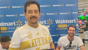 Ellis y Santos firmaron y obsequiaron postales con su respectiva imagen diseñadas para la ocasión.