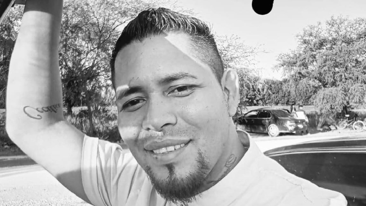 Fotografía en blanco y negro de un hombre joven con tatuaje en el brazo