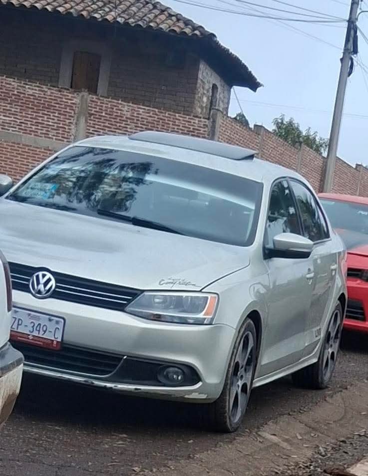 Auto Jetta en el que huyó presunto asesino de pareja en Tulancingo