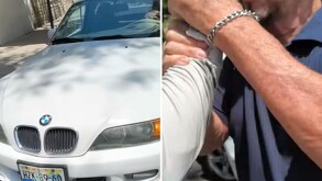 A la izquierda la vista del frente de un auto BMW color blanco. A la derecha un hombre sujetando por el brazo a otra persona