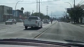 Mujer circulando en carril de Ecovía en Guadalupe.