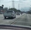 Mujer circulando en carril de Ecovía en Guadalupe.