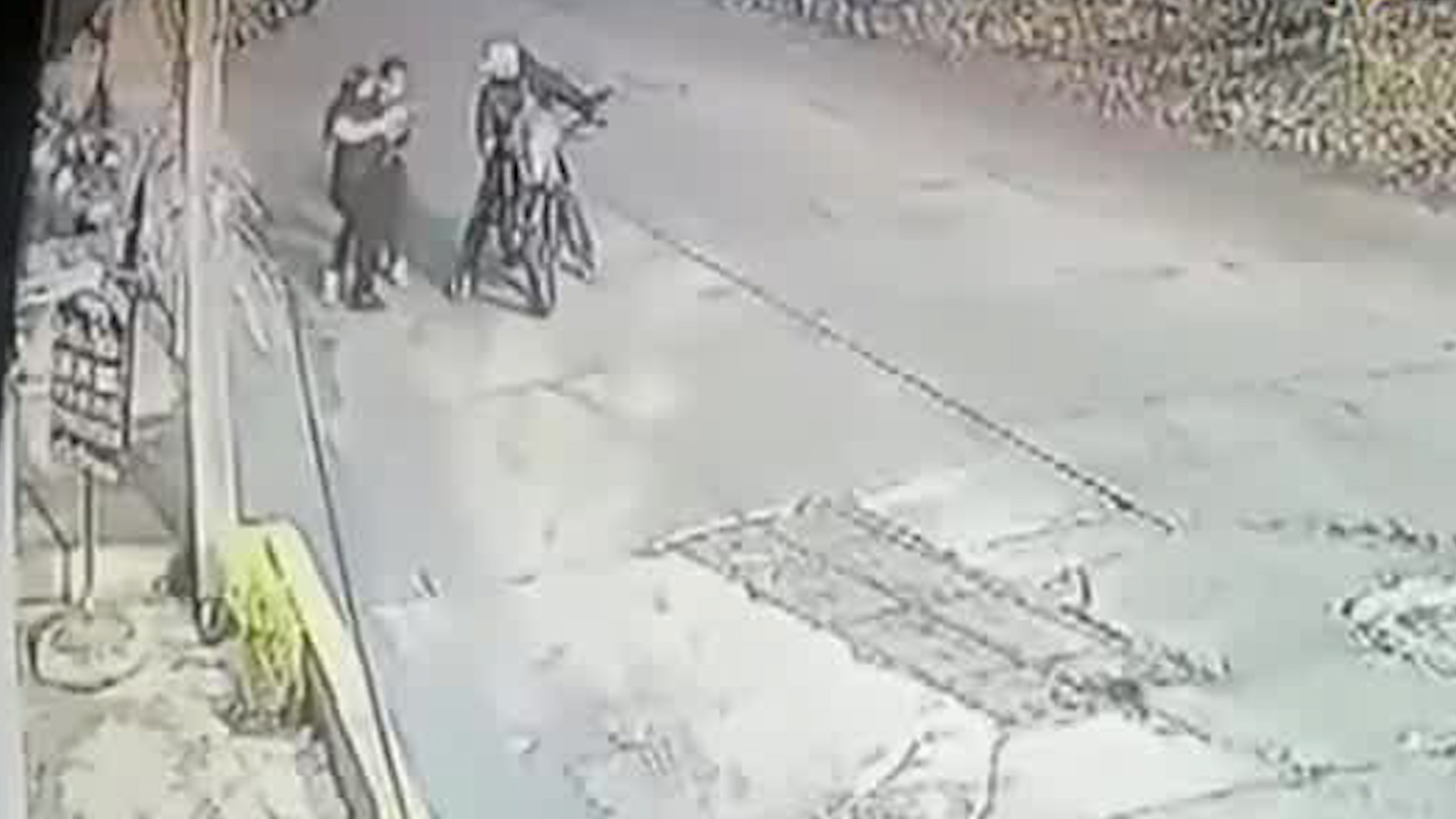 Sujetos a bordo de una motocicleta despojaron de sus pertenencias a una mujer que transitaba por la zona. Vecinos reportan alta incidencia delictiva.