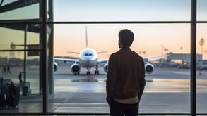 La silueta de un hombre esperando en un aeropuerto