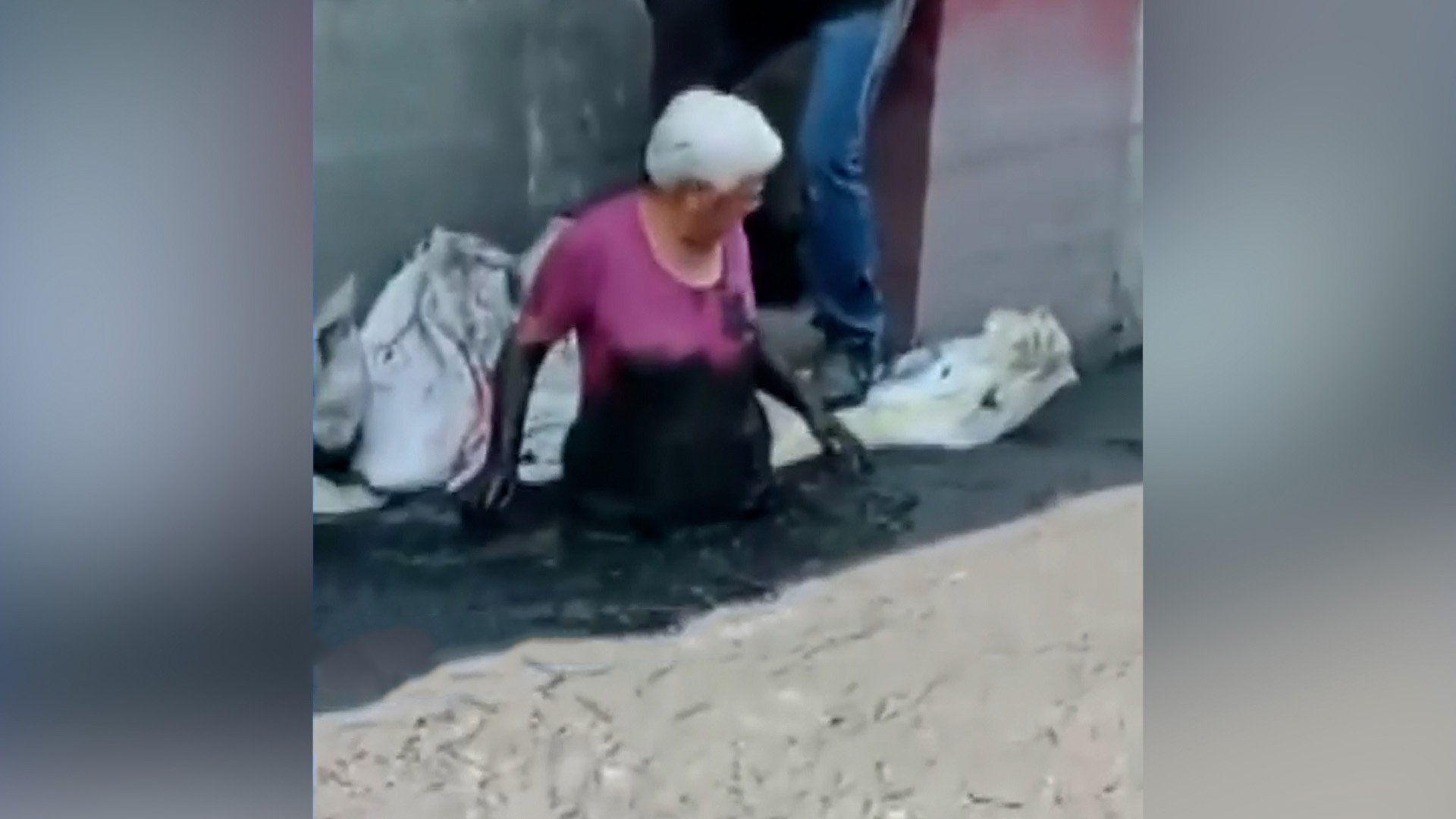 Una mujer de la tercera edad cayó en una coladera sin tapa en Plaza Aragón, Ecatepec. Vecinos denuncian foco de infección y abandono de autoridades.