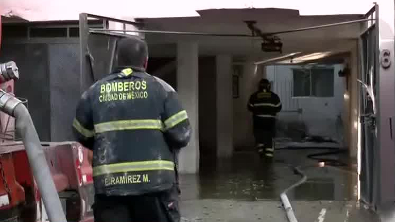 Un adulto mayor, identificado como Roberto Miranda, murió tras quedar atrapado en un incendio en su vivienda en Iztapalapa.