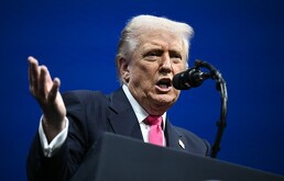 Presidente Donald Trump haciendo declaraciones